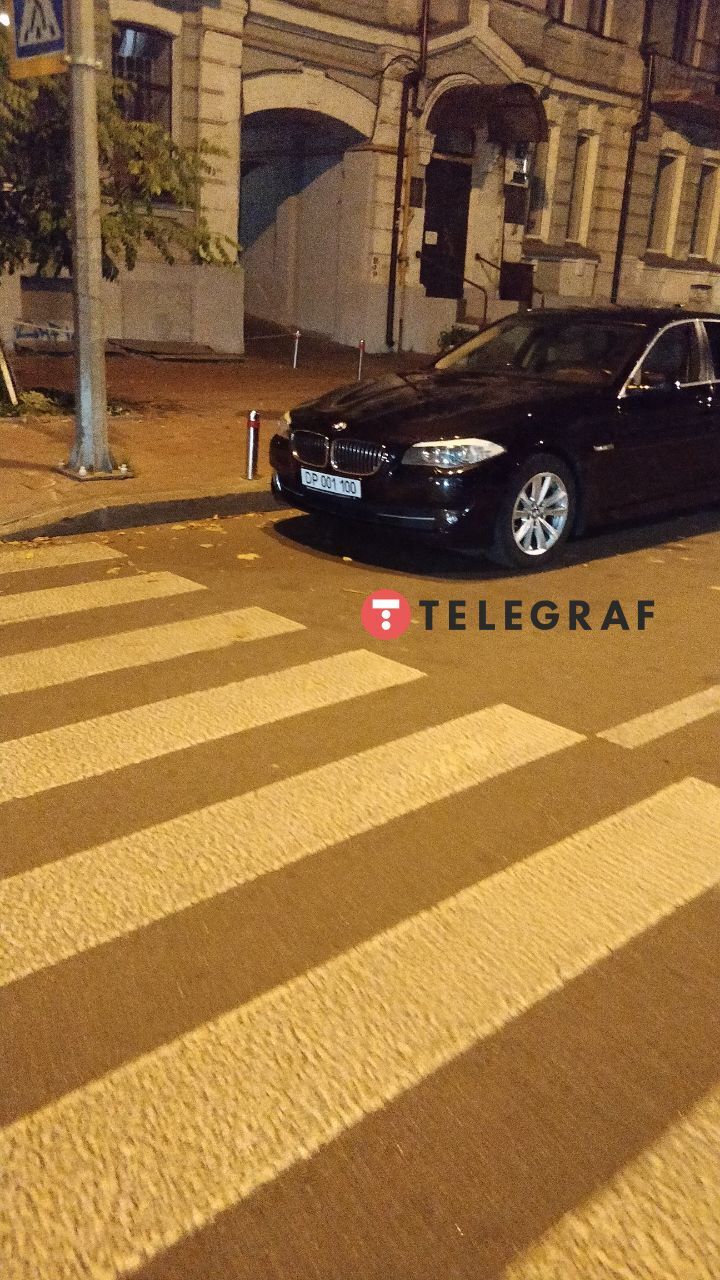 Машина стояла с нарушением ПДД. dqxikeidqxidqrant