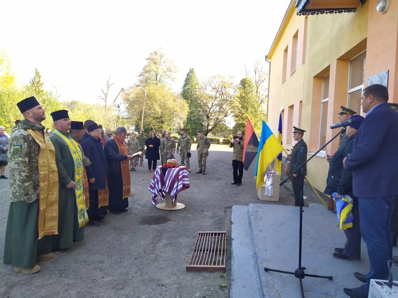 Мемориальную доску погибшему воину Василию Мочернюку установили на Прикарпатье 04