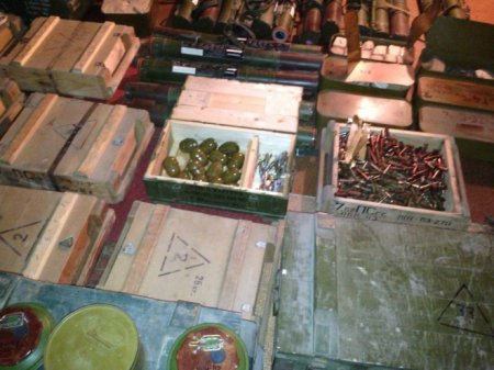 В квартире пограничники нашли склад боеприпасов. ФОТО В квартире пограничники нашли склад боеприпасов. ФОТО