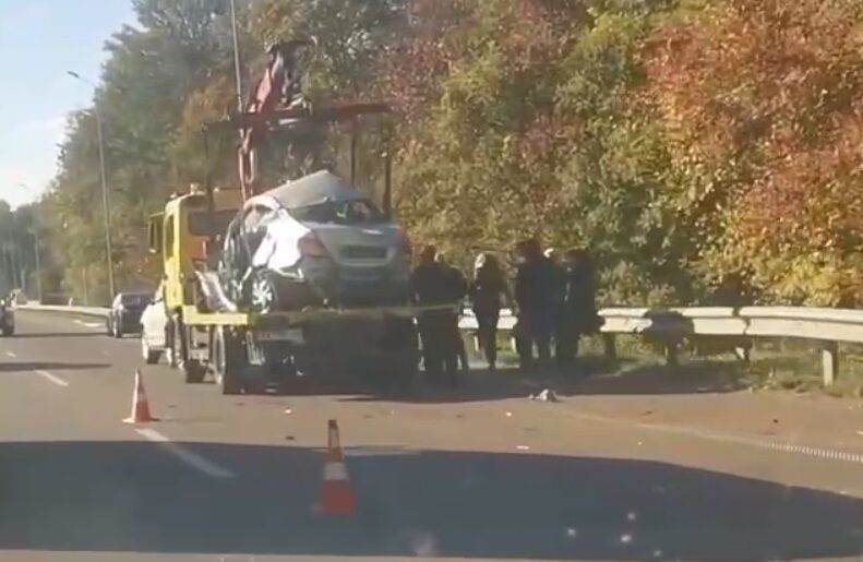 Авто погрузили на эвакуатор.