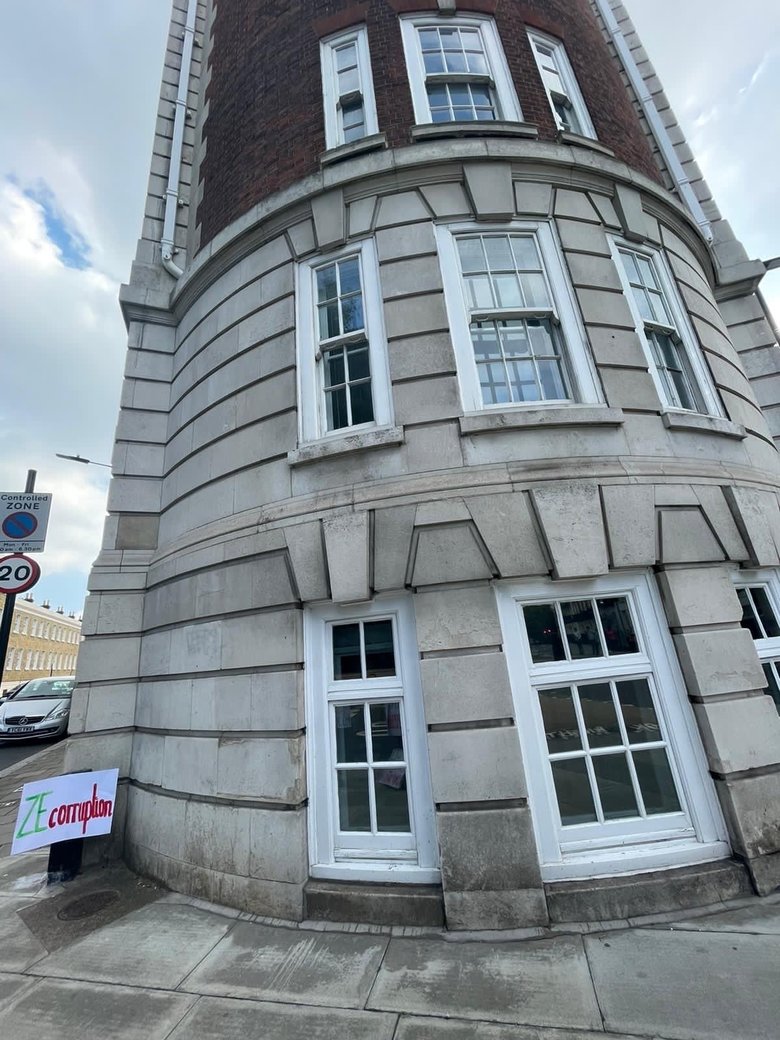 Продай квартиру - верни деньги: Украинские активисты в Лондоне пикетировали квартиру Зеленского 01 dqxikeidqxiuuant