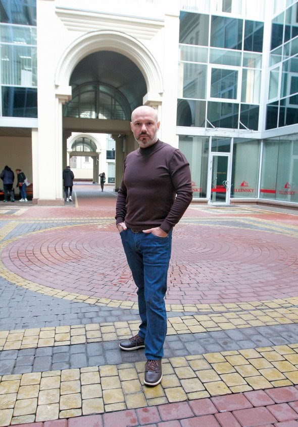 Ігор ГУТ, 47 років, дослідник бізнесу та конкуренції. Народився 2 лютого 1974-го у Володимирі-Волинському на Волині. Батько був електриком, мати – працівницею автобази. Закінчив Національний гірничий університет у Дніпрі за спеціальністю ”Економіка підприємства”. Захистив дисертацію з поведінкової економіки. ”На той час я був єдиний, хто займався питанням ірраціональності, емоційності нас як споживачів. Для Заходу це була норма, для українців – диво”. Навчався у Шведському інституті менеджменту IFL Executive School. Працював у міжнародних компаніях ТEMDE-Ukraine, BROCARD Ukraine. Директор і співвласник шведсько-українського проєкту Develop Your Business. Проводить навчальні програми з розвитку та капіталізації компаній, створює дорадчі ради. Член правління International Renaissance Foundation, заснованої фінансистом Джорджем Соросом. Протягом 10 років входить в борди компаній з різних галузей і допомагає їм підсилити конкурентоздатність. Учасник об’єднання інтелектуалів ”Несторівська група”. 2005-го переїхав із Дніпра до Києва. Про особисте не розповідає dqxikeidqxidqrant