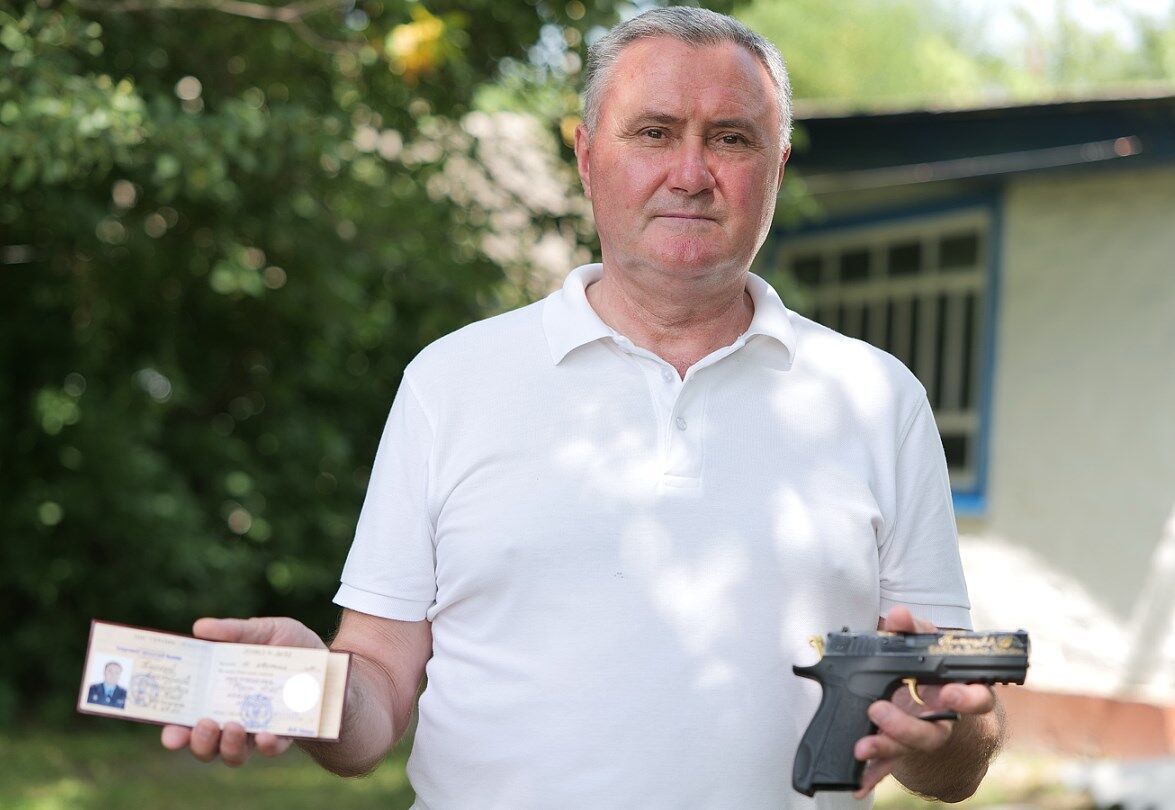 Анатолий Кислый с наградным оружием.