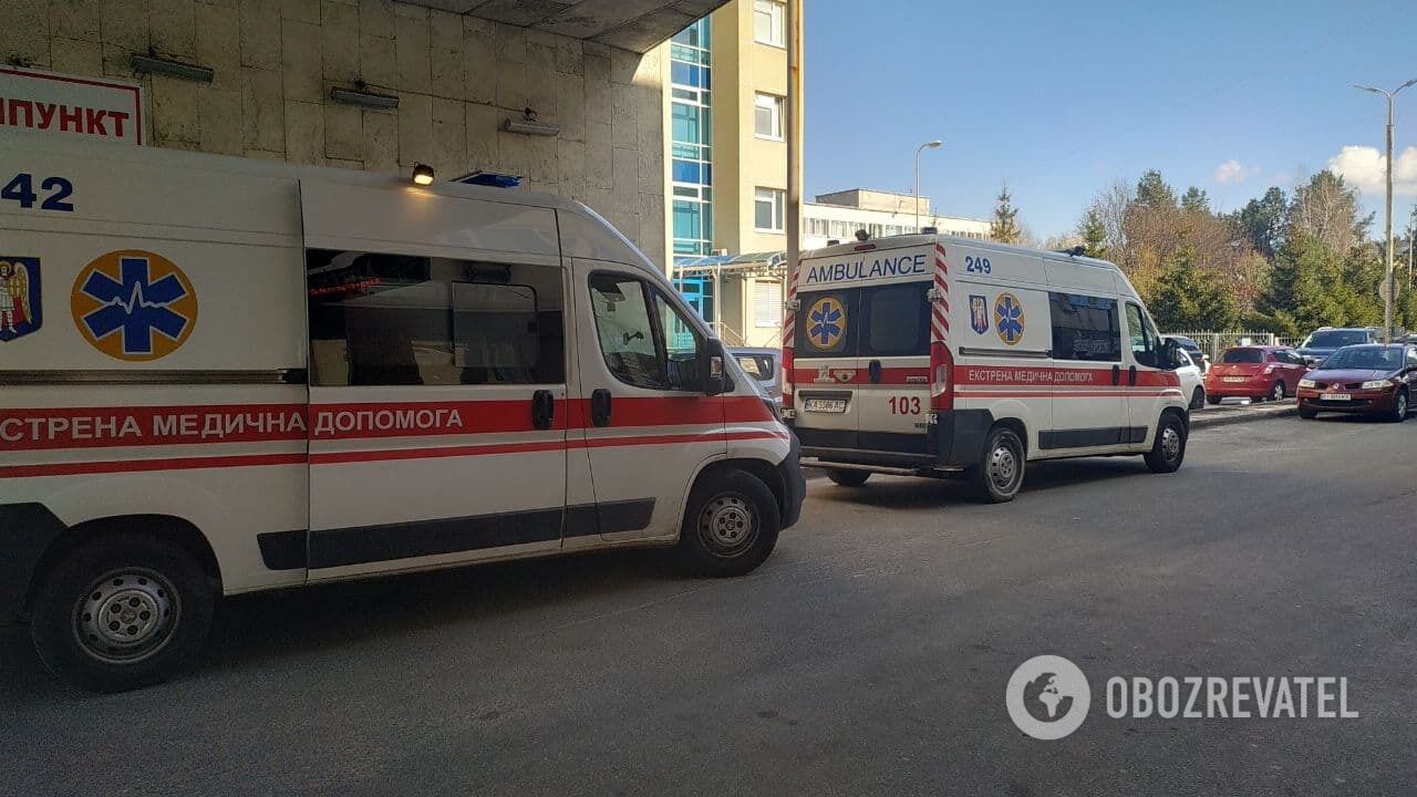 В больницу скорой помощи везут жертв преступников