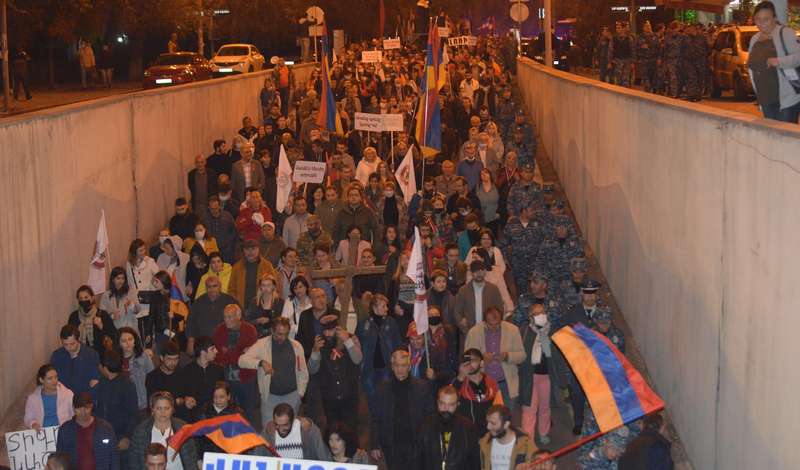 В столице Армении митингующие исполнили хит про Путина (видео)