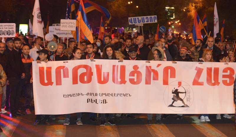 В столице Армении митингующие исполнили хит про Путина (видео)