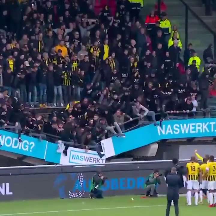 Обвал трибуны попал на видео dqxikeidqxidqeant