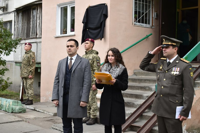 Мемориальную доску разведчику 30-й ОМБр Леониду Добрянскому открыли в Киеве 01 dqxikeidqxidqrant