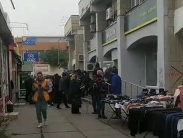 Толпа собралась возле аптеки.