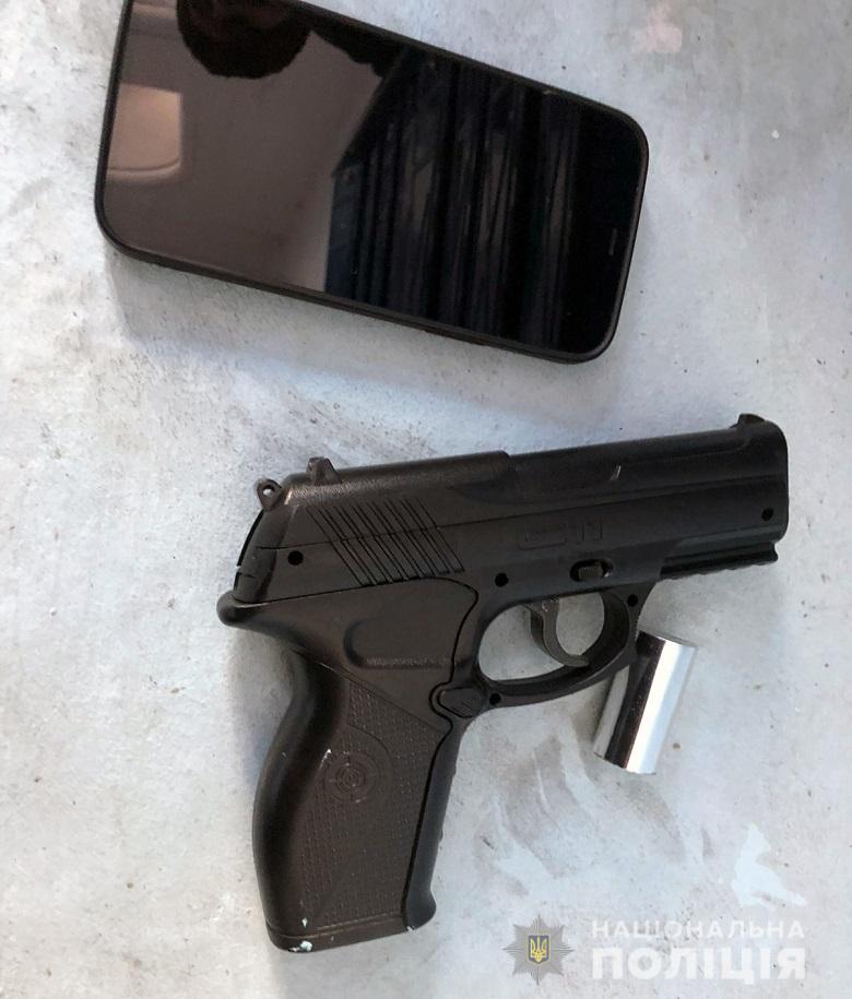 В Киеве мужчина устроил погром в приемной слуги народа Пашинной 03