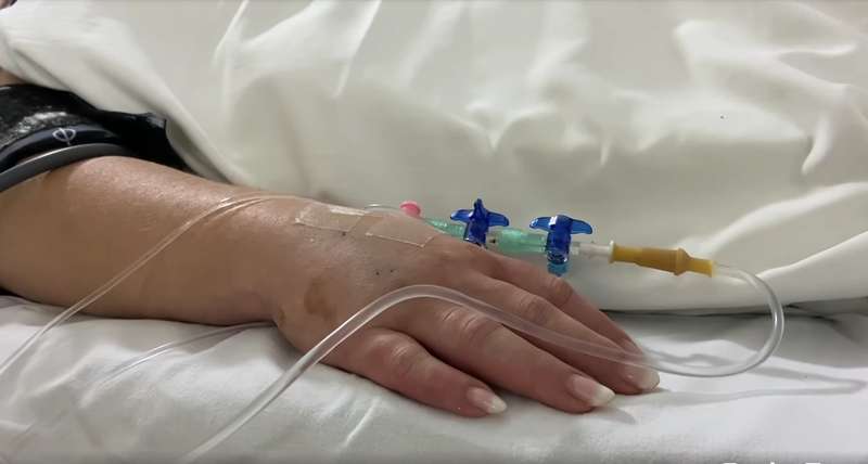 Женщина имеет троих маленьких детей