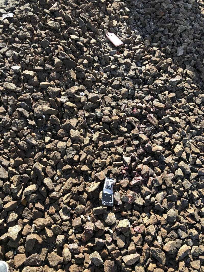 Девушка выронила гаджеты перед столкновением.