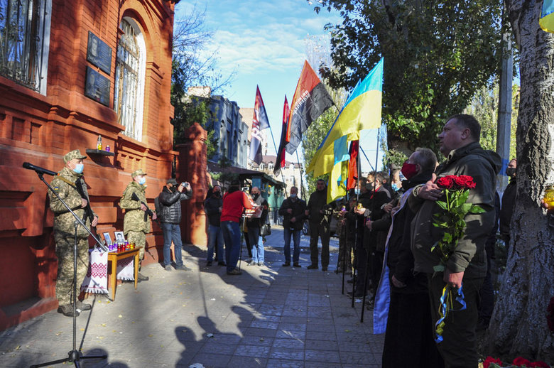 Мемориальную доску Юрию Дяковскому открыли на здании СБУ в Славянске 04
