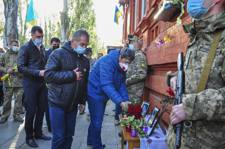 Мемориальную доску Юрию Дяковскому открыли на здании СБУ в Славянске 07