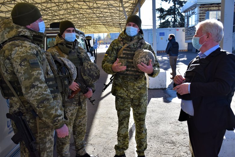 Спецпредставитель ЕС по правам человека Гилмор посетил район проведения ООС 02 dqxikeidqxidqrant