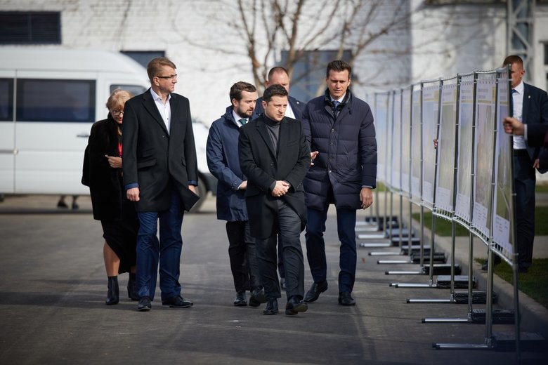 Охрана президента держит стенды о Великом будівництве, чтобы Зеленского не ударило 01 dqxikeidqxidqeant