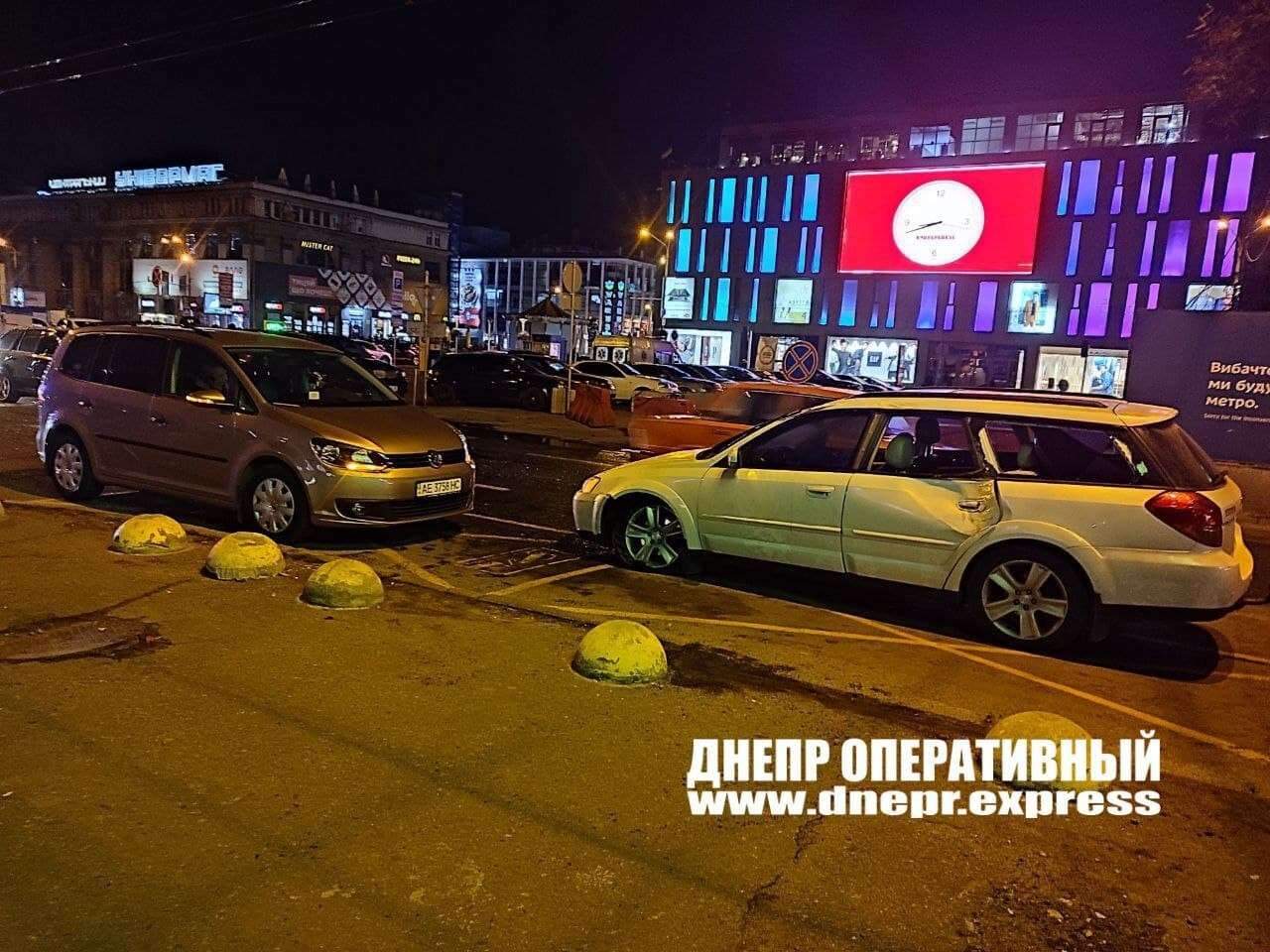 У Дніпрі авто перекинулося в момент аварії dqxikeidqxidqeant