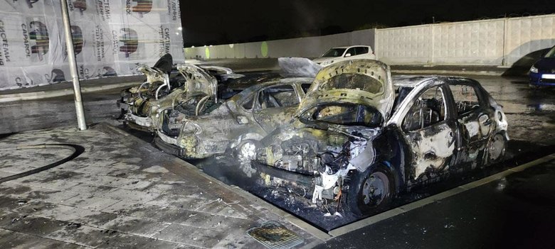 Как сжигают автомобили полицейским и политикам и почему поджигатели не боятся видеокамер 02 Как сжигают автомобили полицейским и политикам и почему поджигатели не боятся видеокамер 02