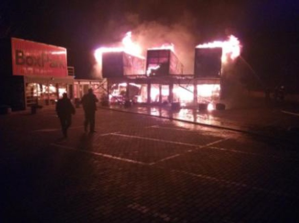 Как сжигают автомобили полицейским и политикам и почему поджигатели не боятся видеокамер 03 Как сжигают автомобили полицейским и политикам и почему поджигатели не боятся видеокамер 03