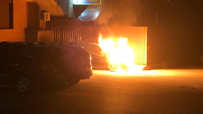 Как сжигают автомобили полицейским и политикам и почему поджигатели не боятся видеокамер 08 Как сжигают автомобили полицейским и политикам и почему поджигатели не боятся видеокамер 08