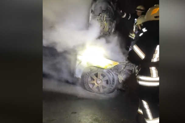 Как сжигают автомобили полицейским и политикам и почему поджигатели не боятся видеокамер 09 Как сжигают автомобили полицейским и политикам и почему поджигатели не боятся видеокамер 09