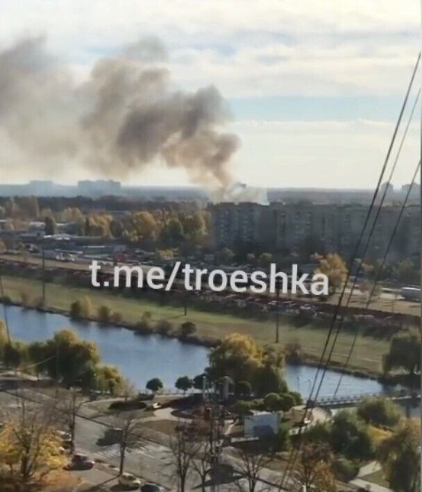 Дым от пожара виден за несколько километров.