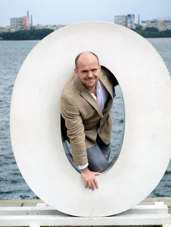 Вітольд ШАБЛОВСЬКИЙ, 41 рік, письменник-репортажист. Народився 27 червня 1980-го в польському місті Острув-Мазовецька. Мати працювала вчителькою молодших класів. Батько – водієм швидкої допомоги. Навчався у Школі майстерності кінорежисури Анджея Вайди. Журналістську діяльність розпочав на телеканалі TVN24. Стажувався в турецькій службі CNN. Працював закордонним кореспондентом ”Газети Виборчої”. Із 2019-го – ведучий авторської передачі про подорожі на радіо Newonce. Автор шести книжок. Цікавиться кулінарією й космонавтикою. Читає Габрієля Гарсіа Маркеса, Богуміла Грабала, Маріуша Щиґела, Сергія Жадана й Андрія Бондара. Слухає музику Арети Франклін, новоорлеанський блюз і польський гіп-гоп. Любить подорожувати – побував у понад 70 країнах. Зі страв смакує розсольник, із напоїв – березовий сік. Про сімейний стан не розповідає. Живе у Варшаві dqxikeidqxidqrant