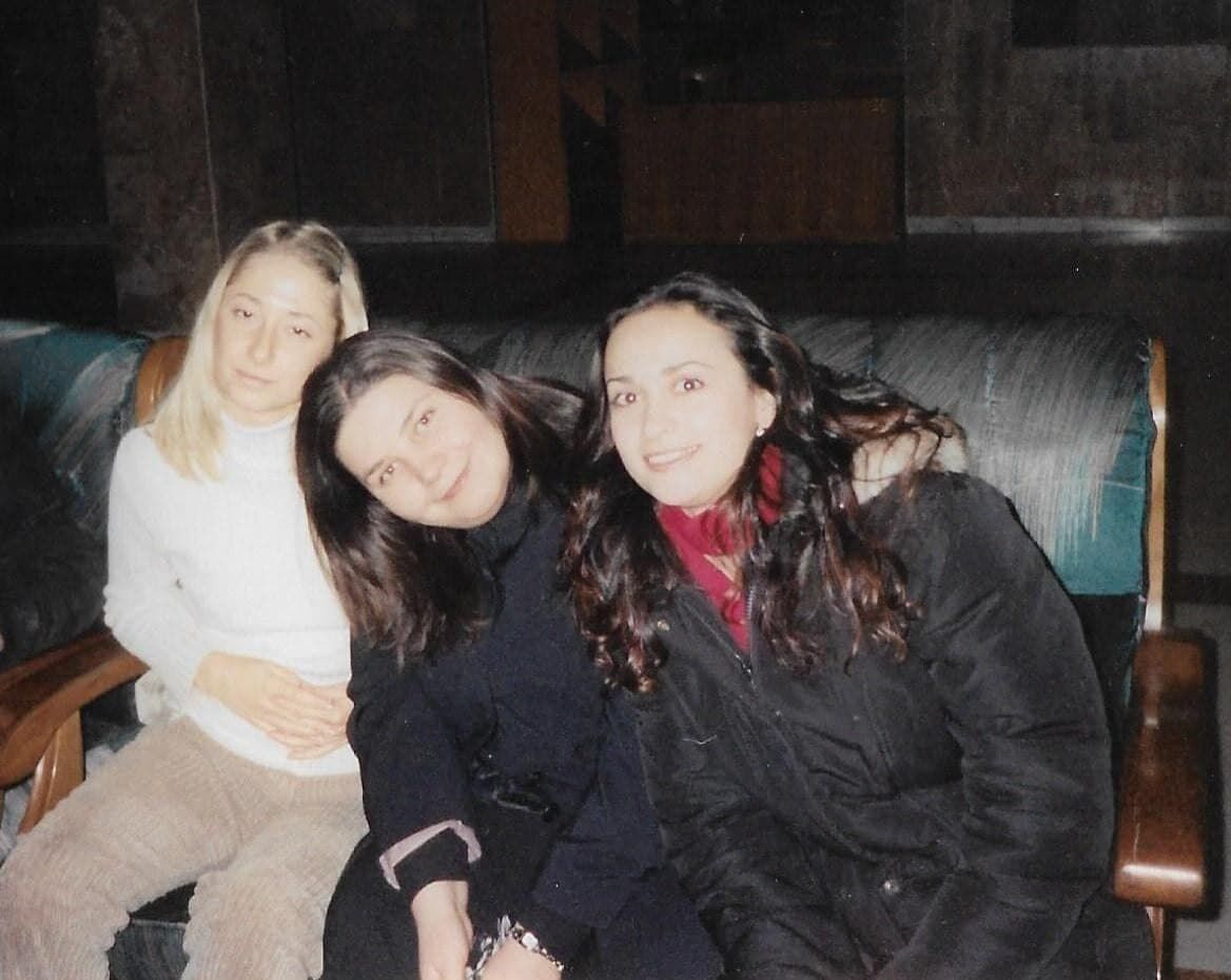 Гатчинс (крайняя слева, блондинка) в университете