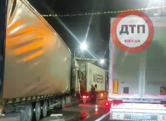 ДТП в Бучі, зіткнення двох фур паралізувало рух, аварія під Києвом dqxikeidqxidqeant