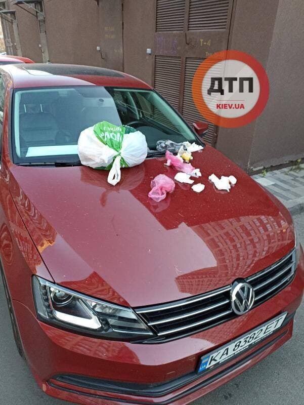 На капот автомобиля положили мусор. dqxikeidqxidqrant