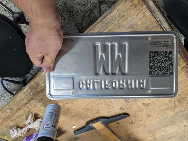 ID-номер токена и индивидуальный QR-код нанесены с помощью лазерной гравировки на обратную сторону металлической таблички dqxikeidqxidqrant