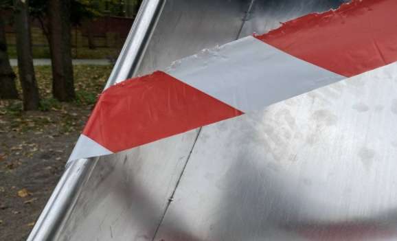 Детскую горку оградили сигнальной красно-белой лентой. dqxikeidqxidqeant