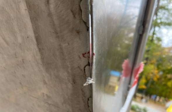 Палец ребенка застрял в щели между двумя железными пластинами.