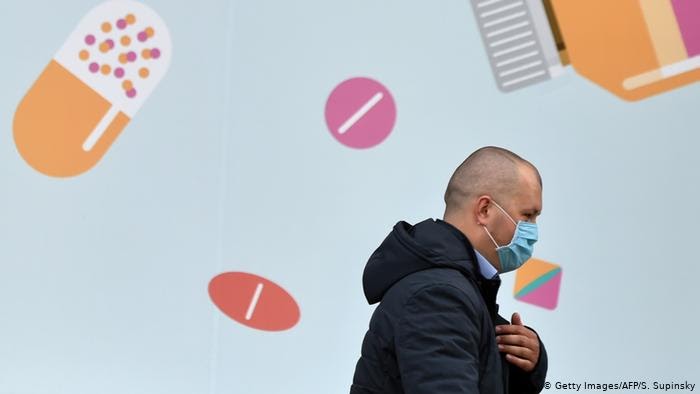 Чоловік в масці на тлі аптеки в Києві - символічне фото Чоловік в масці на тлі аптеки в Києві - символічне фото dqxikeidqxidqrant