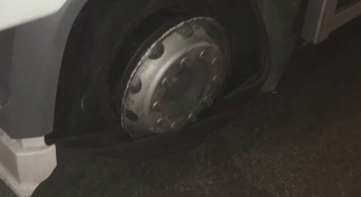 У грузовика взорвалось колесо dqxikeidqxidqeant