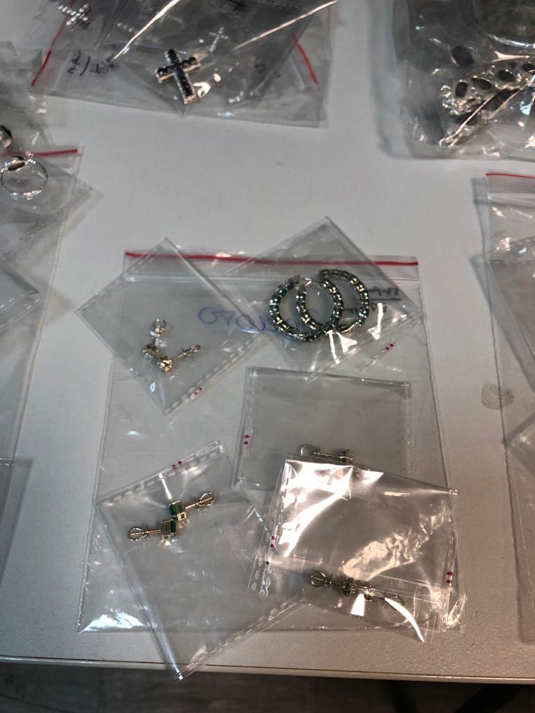 Пенсионерка и 20-летний парень пытались ввезти в Украину килограмм драгоценностей 02 dqxikeidqxitzant