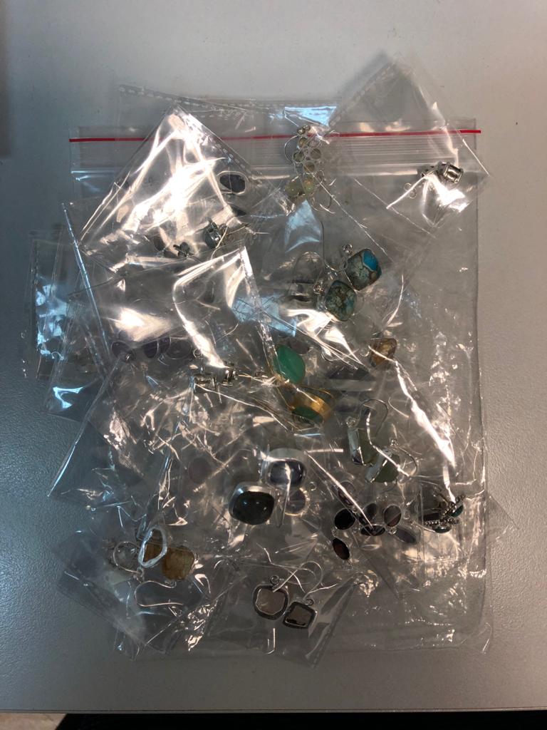 Пенсионерка и 20-летний парень пытались ввезти в Украину килограмм драгоценностей 03