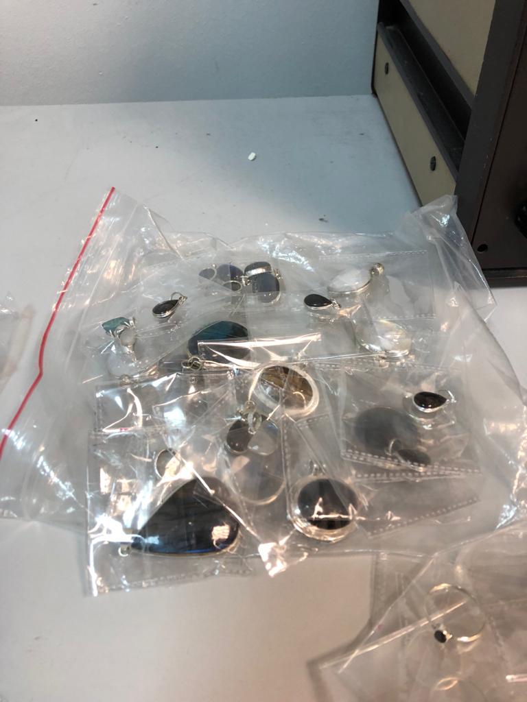 Пенсионерка и 20-летний парень пытались ввезти в Украину килограмм драгоценностей 04