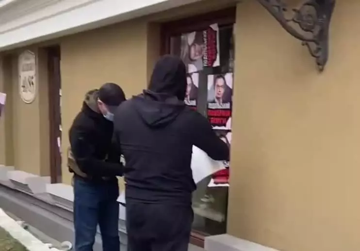 "Артем Подольский - верни долги!" В Киеве протестовали против адвоката с сомнительной репутацией (ФОТО) dqxikeidqxidqrant