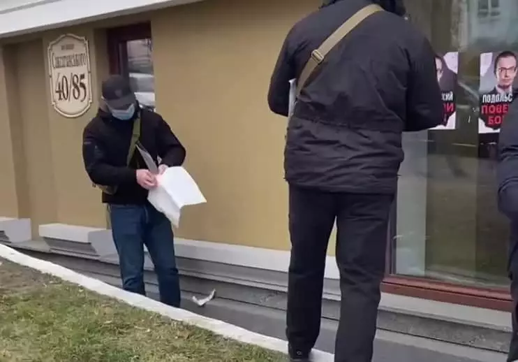 "Артем Подольский - верни долги!" В Киеве протестовали против адвоката с сомнительной репутацией (ФОТО)