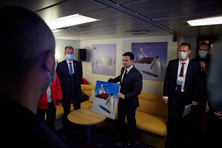 Зеленский в Одессе осмотрел ледокол Ноосфера, купленный государством для украинских полярников 12