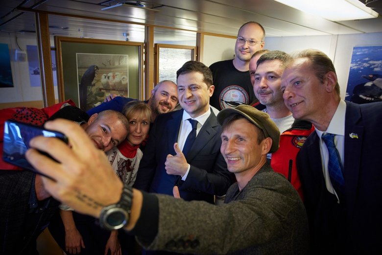 Зеленский в Одессе осмотрел ледокол Ноосфера, купленный государством для украинских полярников 13