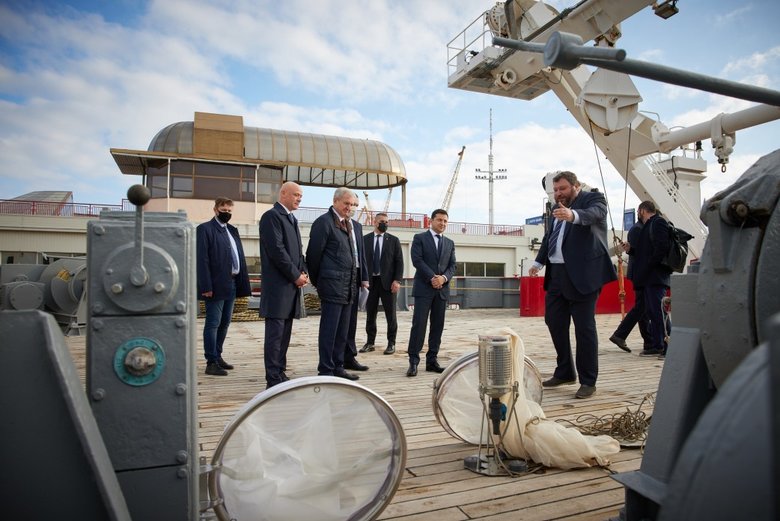 Зеленский в Одессе осмотрел ледокол Ноосфера, купленный государством для украинских полярников 05