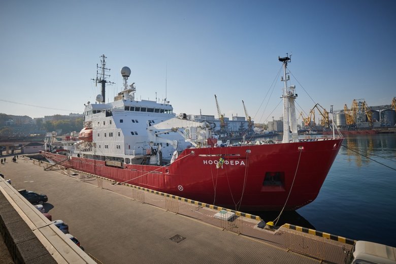 Зеленский в Одессе осмотрел ледокол Ноосфера, купленный государством для украинских полярников 08