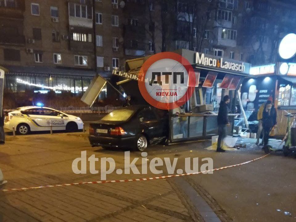 Легковушка врезалась в киоск. dqxikeidqxidqrant