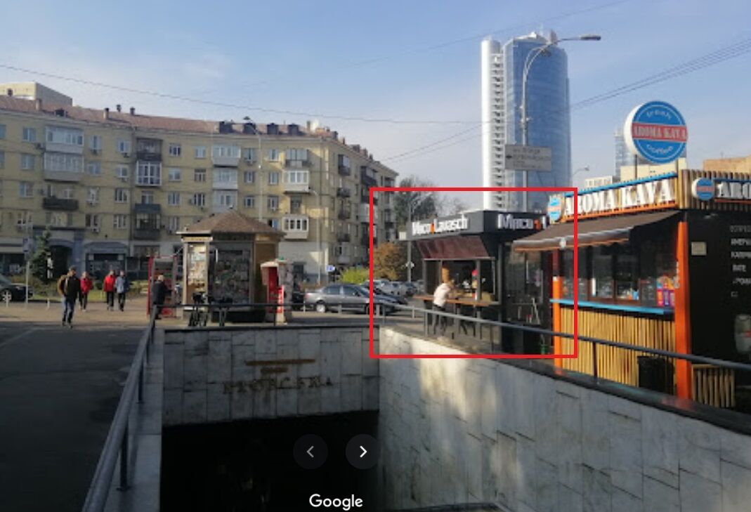 Авто врезалось в этот ларек.