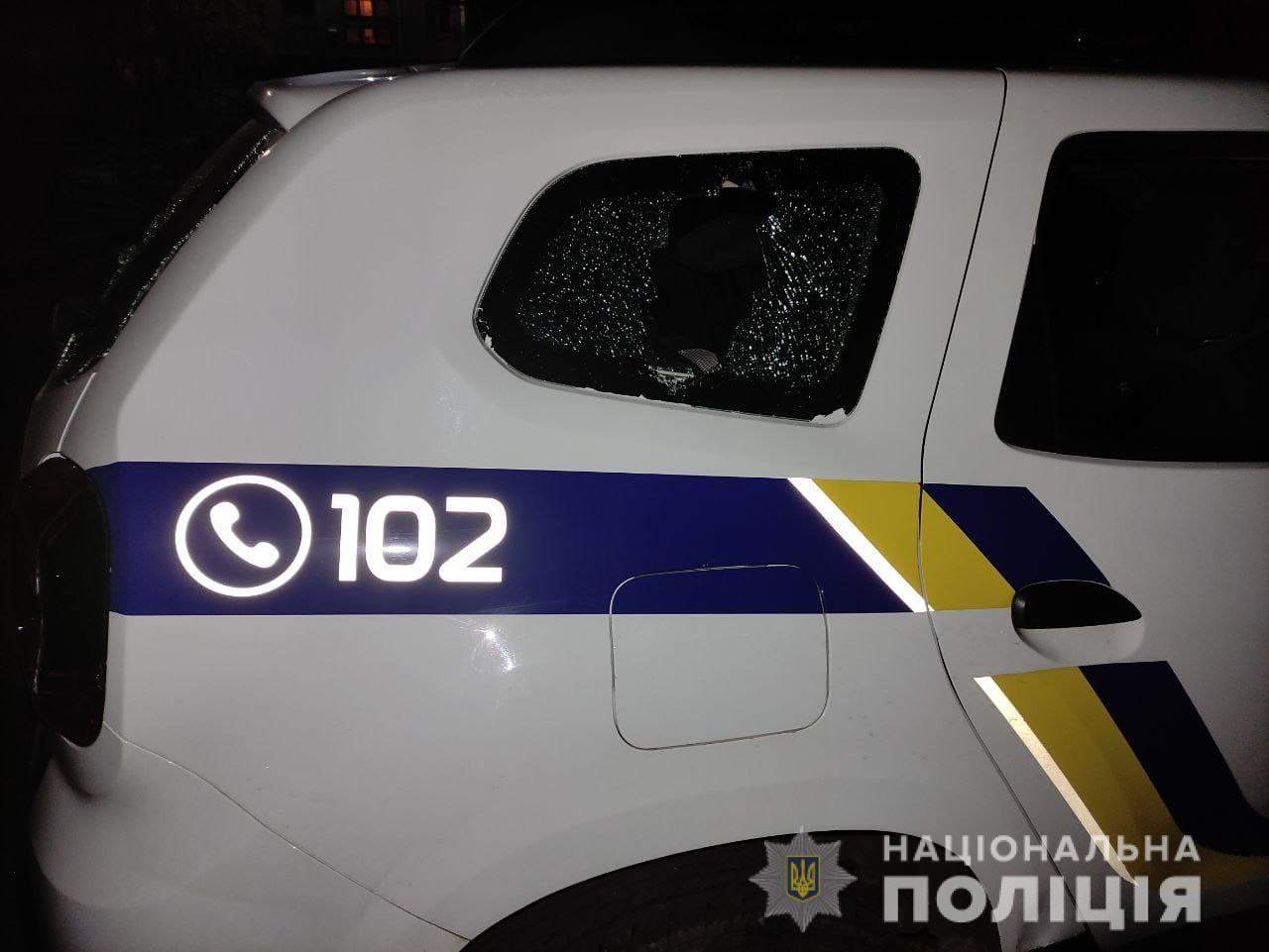 у Кам’янському чоловік зухвало побив авто поліції  dqxikeidqxidqrant