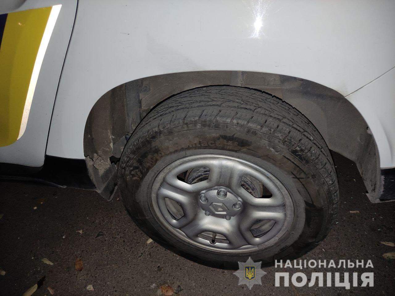 у Кам’янському чоловік зухвало побив авто поліції