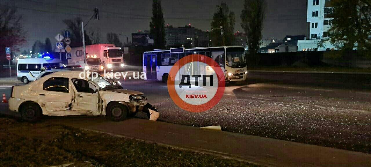 Столкнулись Renault и маршрутка dqxikeidqxiqdxant