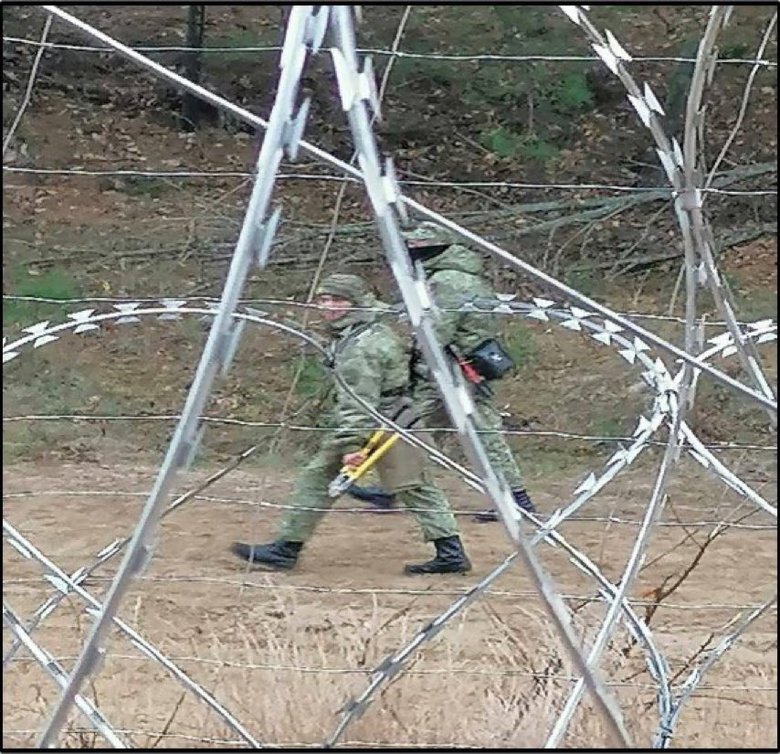 Поляки сфотографировали белорусских пограничников с инструментом для резки заграждений 01 dqxikeidqxidqeant